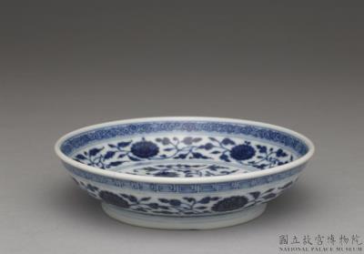 图片[2]-Dish with Indian lotus scrolls in underglaze blue, Qing dynasty, Qianlong reign (1736-1795)-China Archive